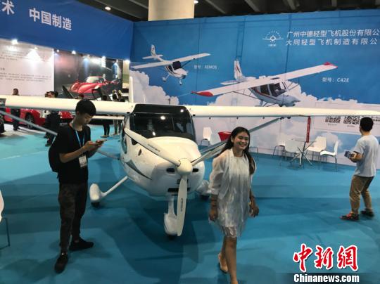 輕型飛機(jī)引來(lái)觀眾合影 索有為 攝 輕型飛機(jī)引來(lái)觀眾合影 索有為 攝