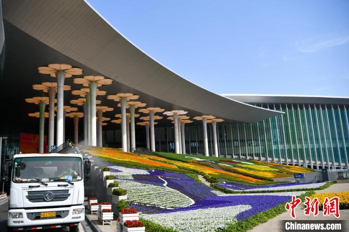 第五屆進博會場館景觀裝飾全面定妝。　陳夢澤 攝